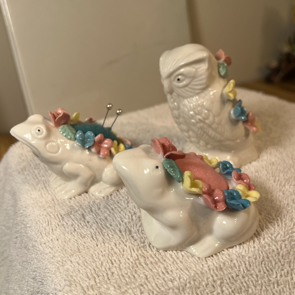 Vintage 3 Ceramic Pin Cushion Lot Porcelain White Owl & 2 Frogs Flowers
